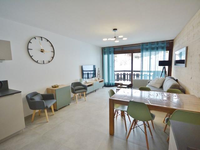 Modern Apartment for 6, Steps from Pleney Slopes, Balconies, Wi-Fi FR-1-684-30 - Morzine