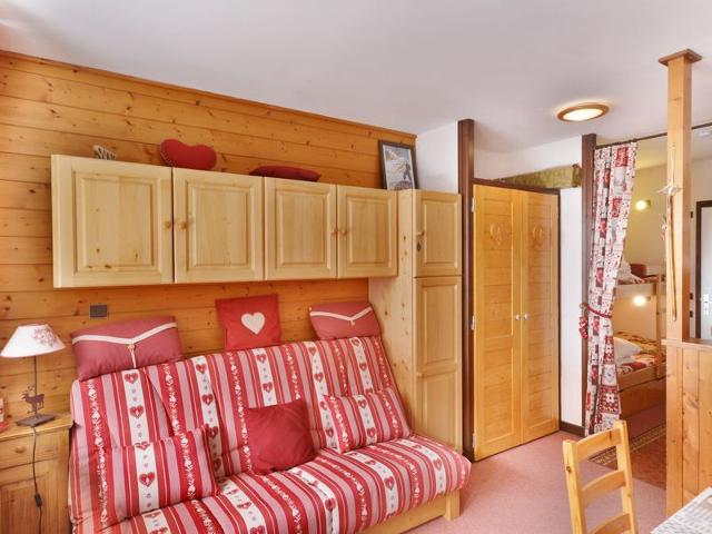 Studio for 4 near Morzine Center and Slopes with Garage, Balcony, and Ski Storage FR-1-684-15 - Morzine