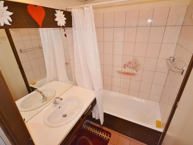 Studio for 4 near Morzine Center and Slopes with Garage, Balcony, and Ski Storage FR-1-684-15 - Morzine