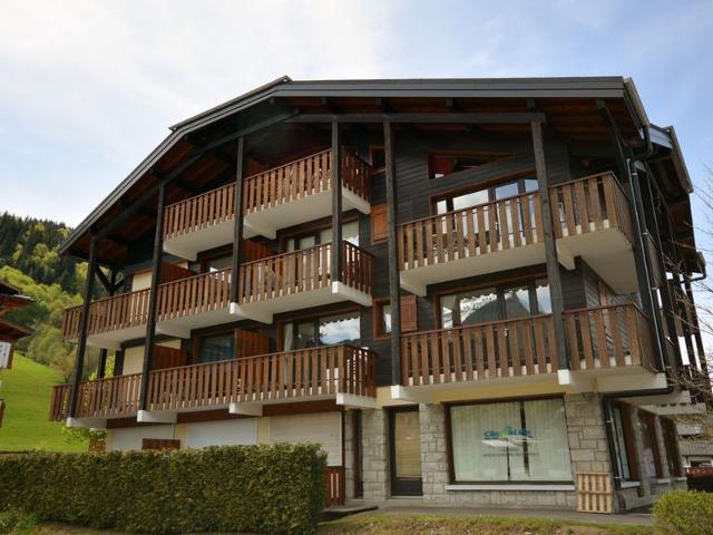 Studio for 4 near Morzine Center and Slopes with Garage, Balcony, and Ski Storage FR-1-684-15 - Morzine