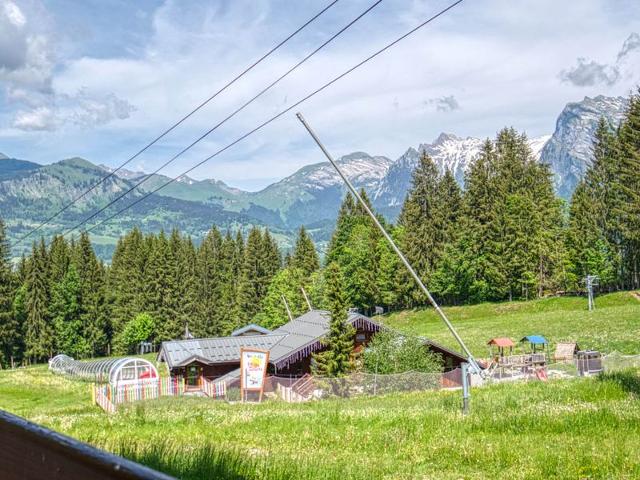 Ski-In/Ski-Out Cozy Apartment with Balcony Near Kids' Area FR-1-642-73 - Morillon 1100 Les Esserts