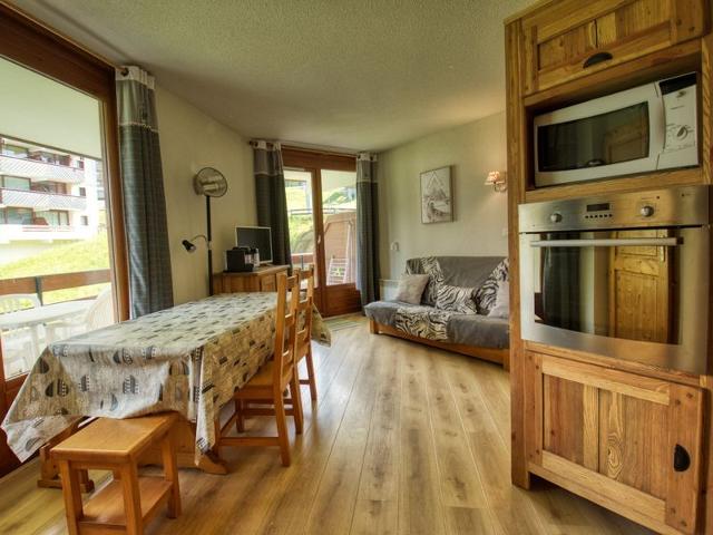 Ski-In/Ski-Out Cozy Apartment with Balcony Near Kids' Area FR-1-642-73