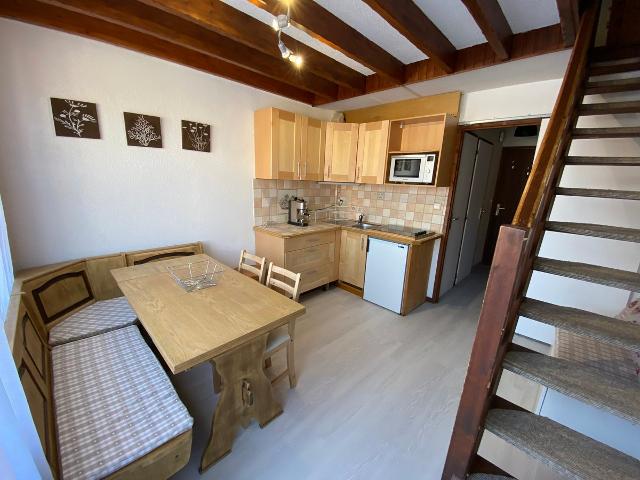 Cozy 2-Room Mezzanine Apartment Near Slopes, Morillon 1100, Sleeps 6 FR-1-412-71