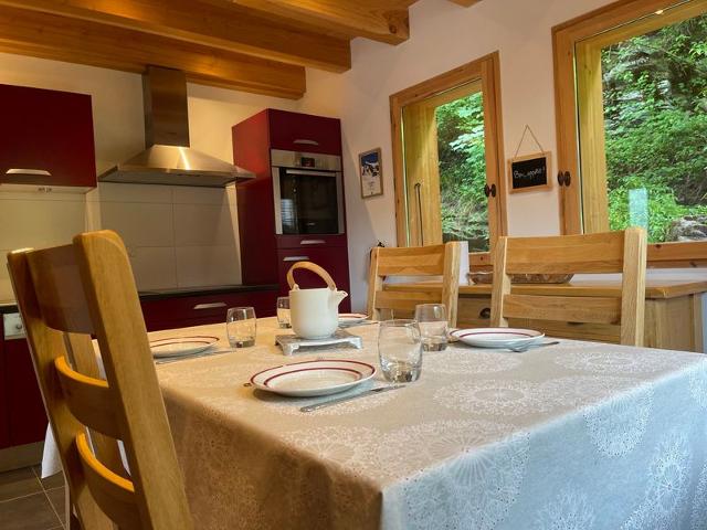 Traditional chalet for 6 with fireplace, balcony and parking in Samoëns FR-1-624-124 - Samoëns