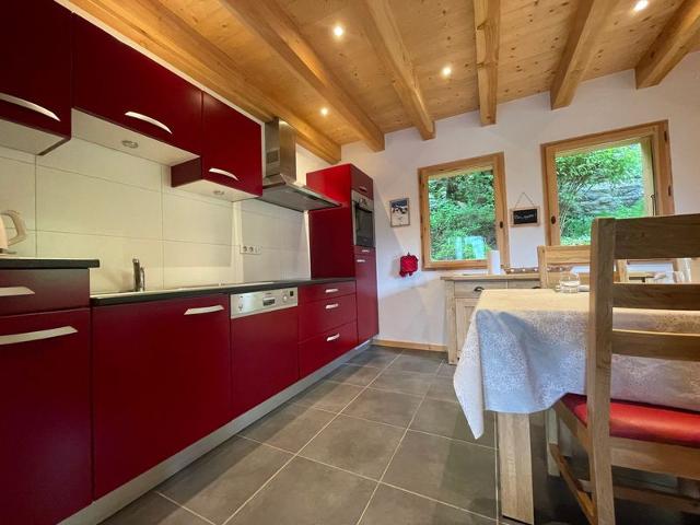Traditional chalet for 6 with fireplace, balcony and parking in Samoëns FR-1-624-124 - Samoëns