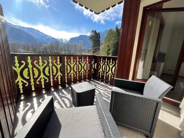 Quiet Apartment with Pool, Balcony, and Parking near Samoëns Center FR-1-624-125 - Samoëns