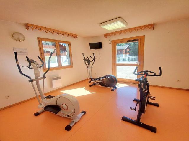 Quiet Apartment with Pool, Balcony, and Parking near Samoëns Center FR-1-624-125 - Samoëns