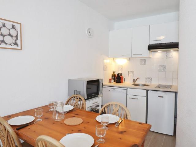 Quiet Apartment with Pool, Balcony, and Parking near Samoëns Center FR-1-624-125 - Samoëns