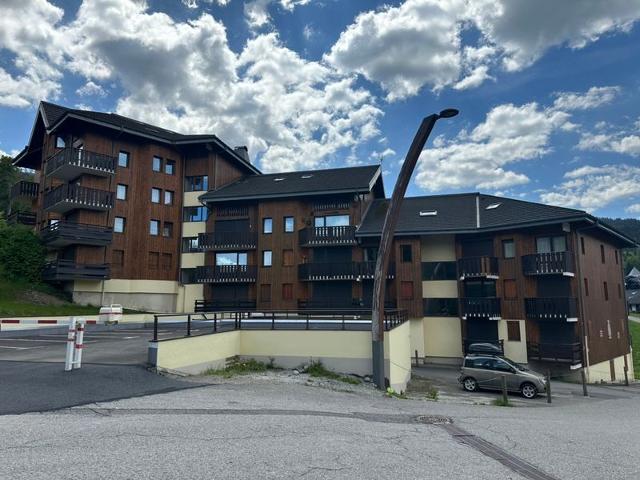 Ski-In/Ski-Out Apartment with Balcony, Sleeps 6, Parking, and Mountain Views FR-1-642-79 - Morillon 1100 Les Esserts