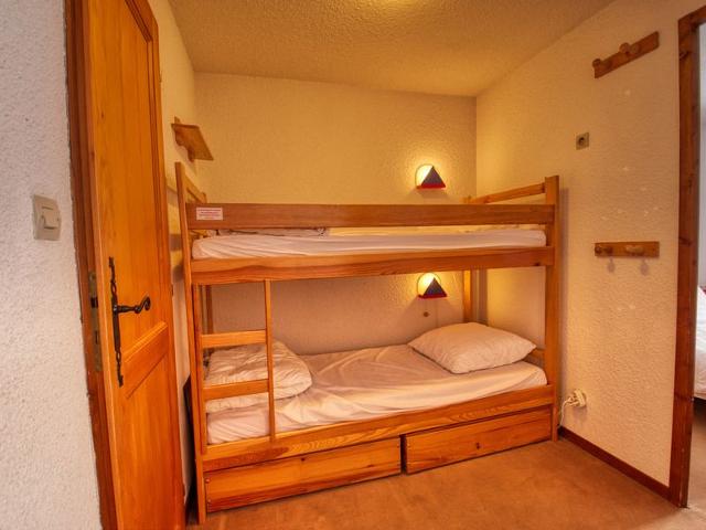 Ski-In/Ski-Out Apartment with Balcony, Sleeps 6, Parking, and Mountain Views FR-1-642-79 - Morillon 1100 Les Esserts