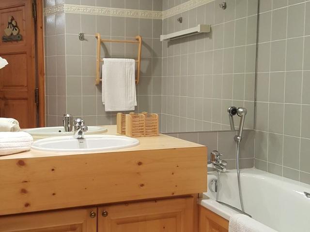 Courchevel: Ski-In/Ski-Out, 3 BR, Wifi, Parking, 4 pax FR-1-575-24 - Courchevel 1550
