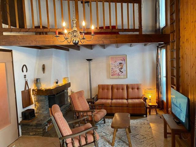 Modest 2BR Apartment Near Ski Slopes with Balcony, Parking, and WiFi FR-1-459-201 - La Clusaz