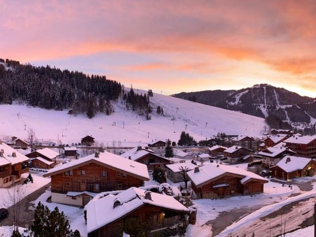 Modest 2BR Apartment Near Ski Slopes with Balcony, Parking, and WiFi FR-1-459-201 - La Clusaz