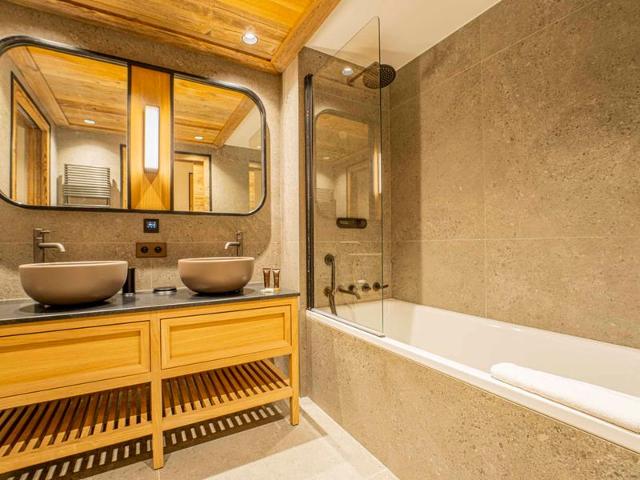 Luxury Duplex Apartment, Ski-In/Ski-Out, 5 Bedrooms, Sleeps 10, Near ESF and Méribus FR-1-613-93 - Méribel Les Allues 1200