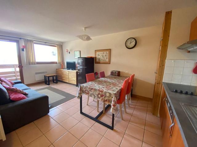 2-Bedroom Apartment for 6 in Les Jardins Alpins, Morillon 1100, Near Ski Lifts FR-1-412-84