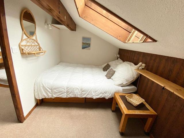 Cozy 2-Room Mezzanine Apartment, Sleeps 5, Steps from Slopes, Central Morillon FR-1-412-86 - Morillon Village