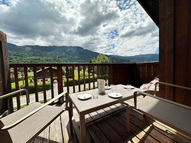 Spacious Duplex with Balcony and Year-Round Pool, 300m from Samoëns Center FR-1-624-137 - Samoëns