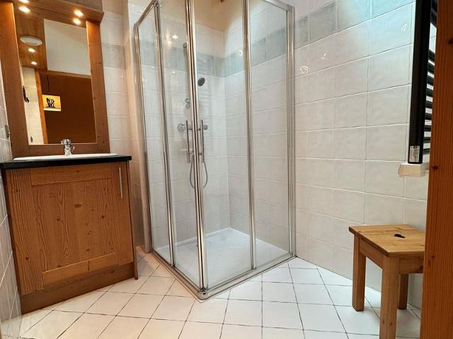 Spacious Duplex with Balcony and Year-Round Pool, 300m from Samoëns Center FR-1-624-137 - Samoëns
