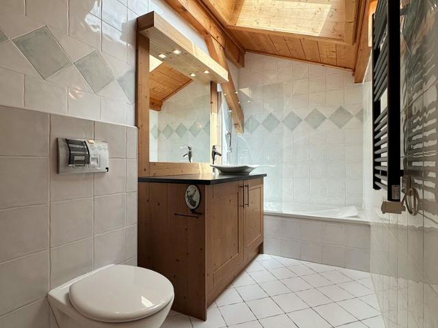 Spacious Duplex with Balcony and Year-Round Pool, 300m from Samoëns Center FR-1-624-137 - Samoëns