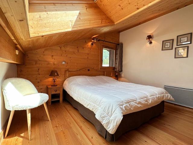 Spacious Duplex with Balcony and Year-Round Pool, 300m from Samoëns Center FR-1-624-137 - Samoëns