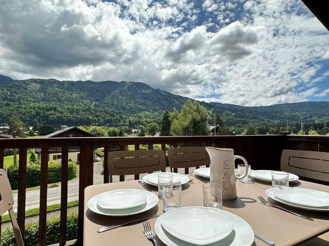 Spacious Duplex with Balcony and Year-Round Pool, 300m from Samoëns Center FR-1-624-137 - Samoëns