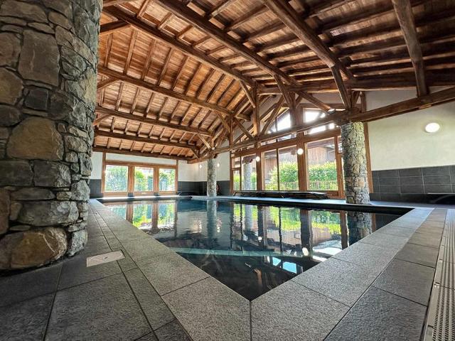 Spacious Duplex with Balcony and Year-Round Pool, 300m from Samoëns Center FR-1-624-137 - Samoëns