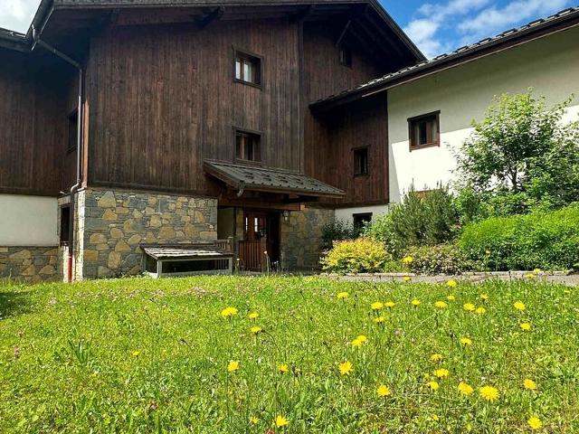 Spacious Duplex with Balcony and Year-Round Pool, 300m from Samoëns Center FR-1-624-137 - Samoëns