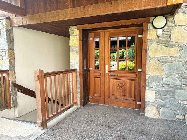 Spacious Duplex with Balcony and Year-Round Pool, 300m from Samoëns Center FR-1-624-137 - Samoëns