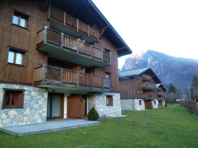 Spacious Duplex with Balcony and Year-Round Pool, 300m from Samoëns Center FR-1-624-137 - Samoëns