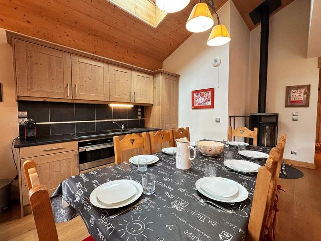 Spacious Duplex with Balcony and Year-Round Pool, 300m from Samoëns Center FR-1-624-137 - Samoëns