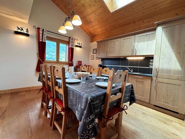 Spacious Duplex with Balcony and Year-Round Pool, 300m from Samoëns Center FR-1-624-137 - Samoëns