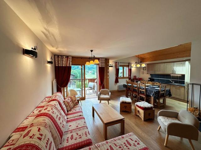 Spacious Duplex with Balcony and Year-Round Pool, 300m from Samoëns Center FR-1-624-137 - Samoëns
