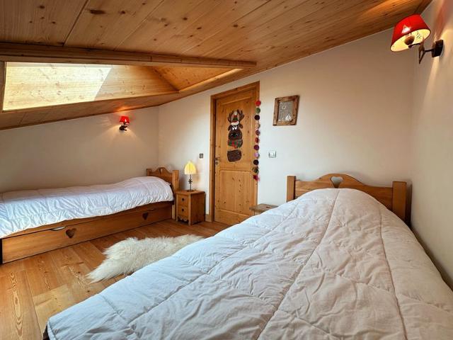 Spacious Duplex with Balcony and Year-Round Pool, 300m from Samoëns Center FR-1-624-137 - Samoëns