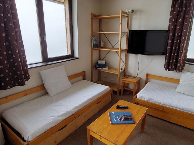 Central Apartment for 4, Ski-in/Ski-out, Balcony, Near Shops & ESF, Morzine FR-1-759-35 - Avoriaz