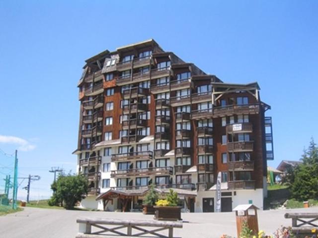 Central Apartment for 4, Ski-in/Ski-out, Balcony, Near Shops & ESF, Morzine FR-1-759-35 - Avoriaz