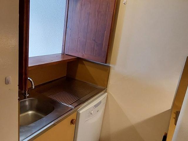Central Apartment for 4, Ski-in/Ski-out, Balcony, Near Shops & ESF, Morzine FR-1-759-35 - Avoriaz