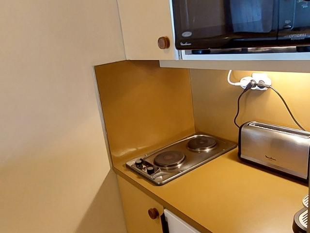 Central Apartment for 4, Ski-in/Ski-out, Balcony, Near Shops & ESF, Morzine FR-1-759-35 - Avoriaz
