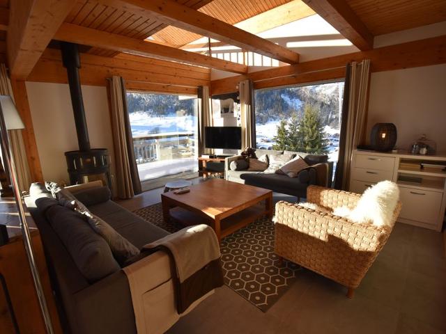 Luxury Chalet with Ski-In/Ski-Out, Sauna & Outdoor Jacuzzi at Le Grand-Bornand FR-1-467-68 - Le Grand Bornand