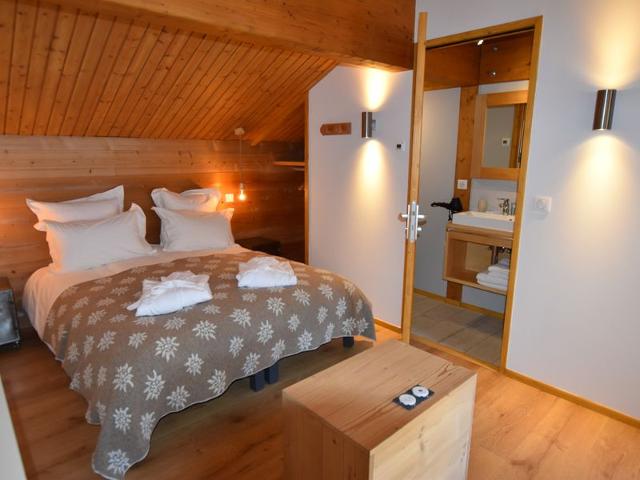 Luxury Chalet with Ski-In/Ski-Out, Sauna & Outdoor Jacuzzi at Le Grand-Bornand FR-1-467-68 - Le Grand Bornand