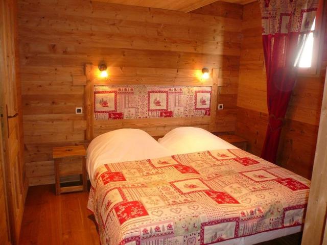 Charming Mountain Retreat: Cozy 6-Person Apartment with Sauna, Wood Stove, and Terrace FR-1-467-87 - Le Grand Bornand