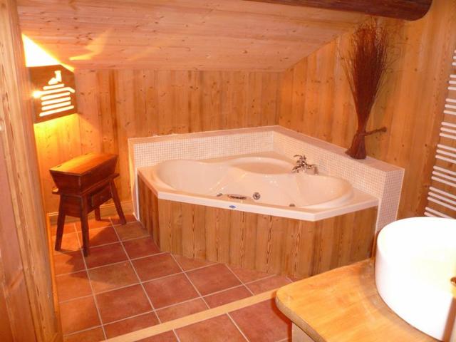Spacious 160m² Apt for 12 with Jacuzzi, Sauna, Terrace, Garden, 300m from Village Center FR-1-467-89 - Le Grand Bornand