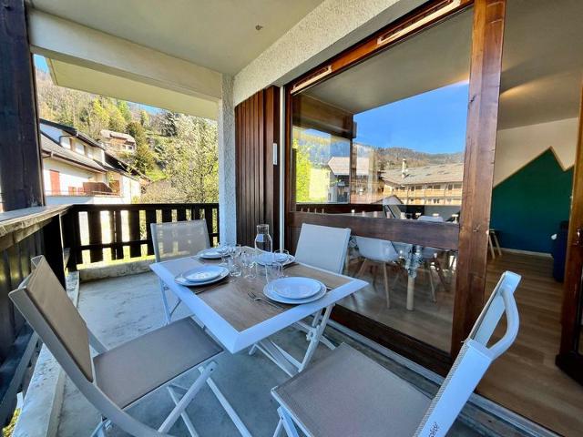 Renovated apartment in village center with balcony and skibus access FR-1-624-145 - Samoëns