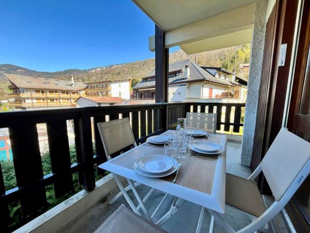 Renovated apartment in village center with balcony and skibus access FR-1-624-145 - Samoëns