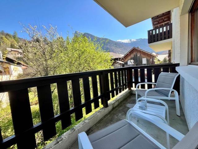 Renovated apartment in village center with balcony and skibus access FR-1-624-145 - Samoëns