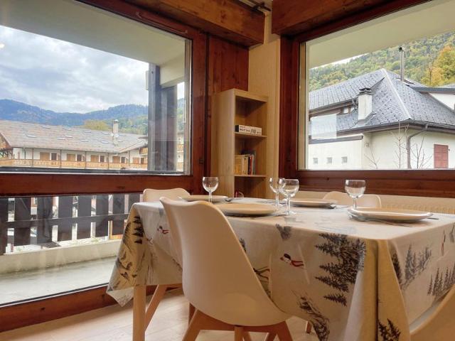 Renovated apartment in village center with balcony and skibus access FR-1-624-145 - Samoëns