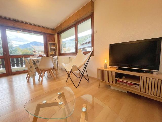 Renovated apartment in village center with balcony and skibus access FR-1-624-145 - Samoëns