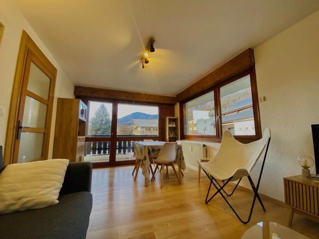 Renovated apartment in village center with balcony and skibus access FR-1-624-145 - Samoëns