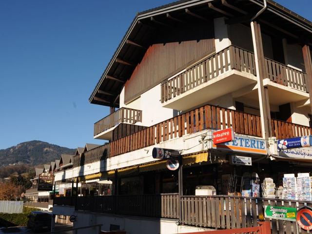 Renovated apartment in village center with balcony and skibus access FR-1-624-145 - Samoëns