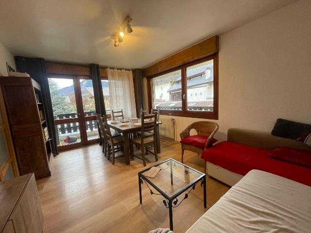 Renovated apartment in village center with balcony and skibus access FR-1-624-145 - Samoëns