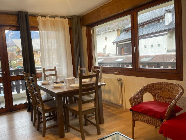 Renovated apartment in village center with balcony and skibus access FR-1-624-145 - Samoëns